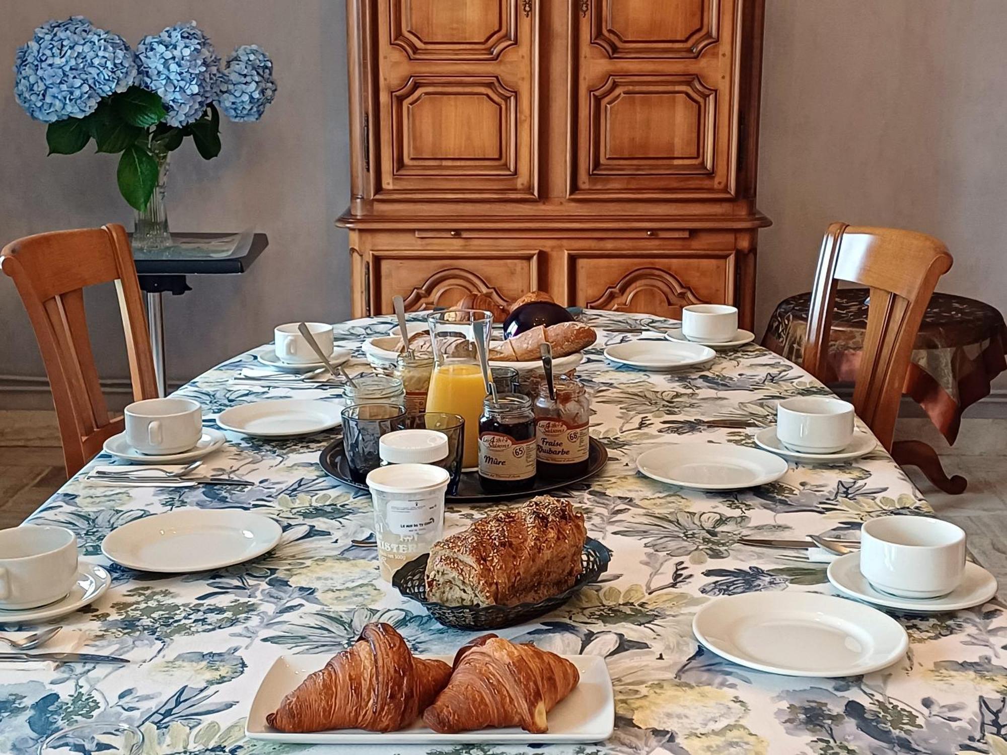 Au calme à 10mn des baies de Douarnenez et Audierne avec cuisine à disposition Mahalon Esterno foto